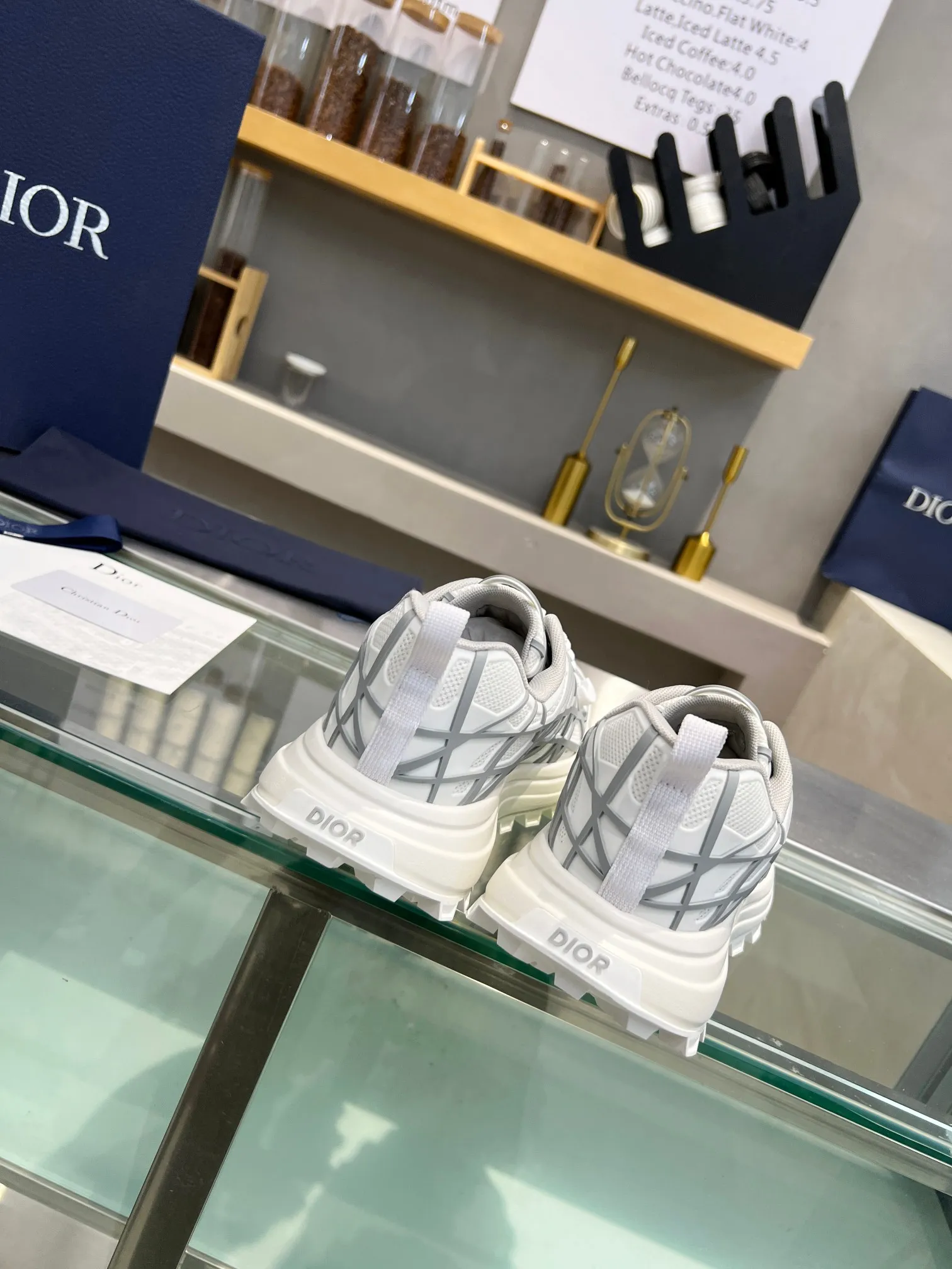 👟👟Ex-factory price 640👟👟 Dior 2023 new style 🆕Low-top B31 Runner sneakers Material: Carefully made of imported mesh fabric, with curved rattan plaid injection molded rubber to enhance the style, a new interpretation of classic patterns, highlighting a futuristic style. Di~r logos adorn the tongue and front, perforations accentuate the hiking style, and a CD Diamond drawstring adds technical appeal. The textured, notched platform is crafted from rubber for optimal traction, and a reinforced heel adds to the comfort. Can be paired with sportswear and casual outfits to create a sophisticated look. Size: Male 39-45 (female size will be released later)